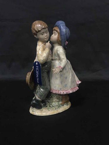 Lot 131 - LLADRO FIGURE OF A BOY AND A GIRL