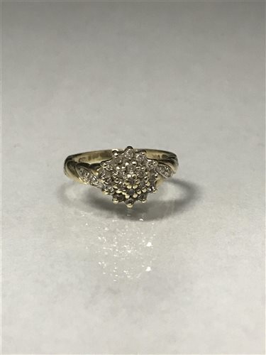Lot 6 - A DIAMOND CLUSTER RING