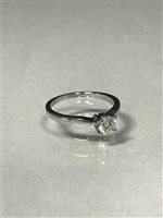 Lot 51 - A DIAMOND SOLITAIRE RING