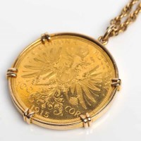 Lot 1520 - GOLD 100 CORONA COIN mounted in a pendant, on...