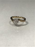 Lot 124 - A DIAMOND CLUSTER RING