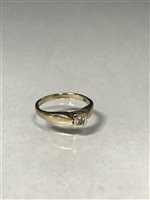 Lot 102 - A DIAMOND SOLITAIRE RING