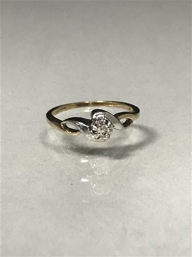 Lot 78 - A DIAMOND SOLITAIRE RING