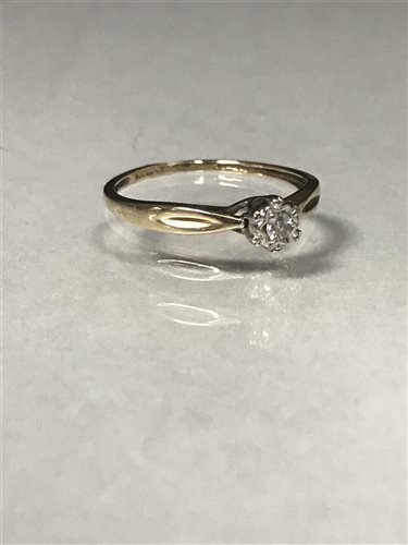 Lot 68 - A DIAMOND SOLITAIRE RING