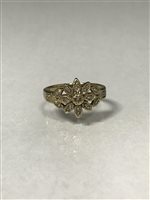 Lot 66 - A DIAMOND RING WITH FLOWER MOTIF