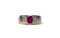 Lot 207 - A GENTLEMAN'S DIAMOND AND RED GEM RING