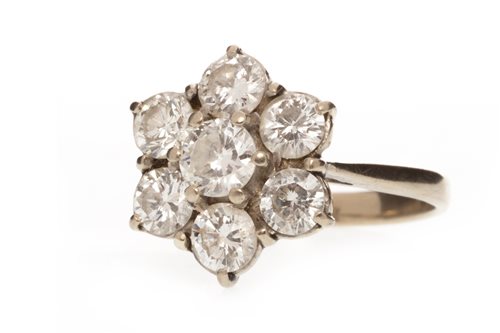 Lot 17 - A DIAMOND FLORAL CLUSTER RING