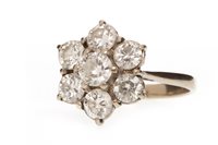 Lot 17 - A DIAMOND FLORAL CLUSTER RING