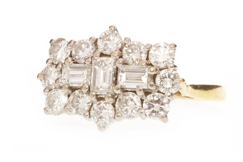Lot 21 - A DIAMOND CLUSTER RING