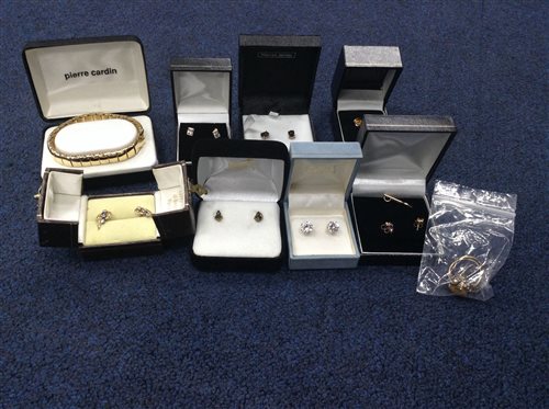 Lot 211 - A COLLECTION OF GOLD JEWELLERY