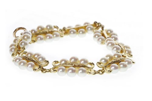 Lot 34 - A MIKIMOTO GOLD AND PEARL BRACELET