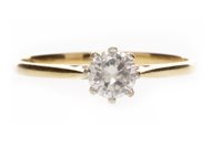 Lot 43 - A DIAMOND SOLITAIRE RING