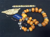 Lot 247 - A BAKELITE BEADED NECKLACE AND OTHER JEWELLERY