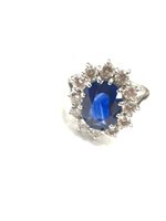 Lot 89 - A SAPPHIRE AND DIAMOND CLUSTER RING