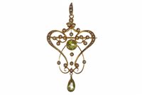 Lot 209 - A PERIDOT AND SEED PEARL BROOCH PENDANT