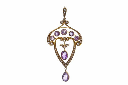 Lot 207 - AN AMETHYST AND SEED PEARL BROOCH PENDANT