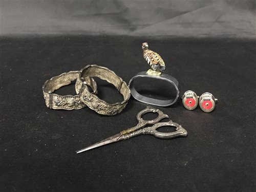 Lot 365 - A MIXED LOT OF  SILVER COLLECTABLES