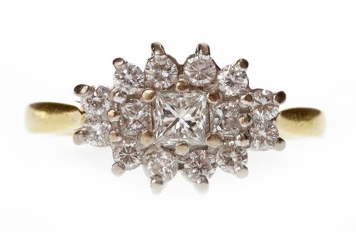 Lot 215 - A DIAMOND CLUSTER RING