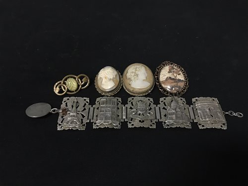 Lot 296 - A COLLECTION OF COSTUME JEWELLERY
