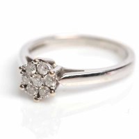 Lot 1627 - DIAMOND CLUSTER RING set with a circular...