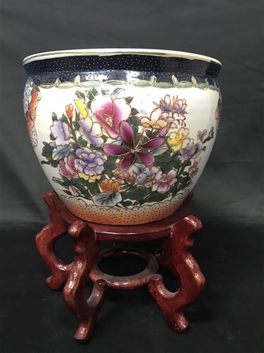 Lot 79 - A CHINESE PLANTER AND A CHINESE PLATE