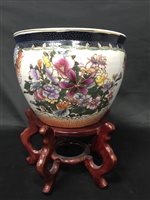 Lot 79 - A CHINESE PLANTER AND A CHINESE PLATE