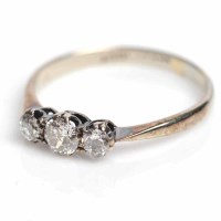 Lot 1639 - THREE STONE DIAMOND RING set with three...