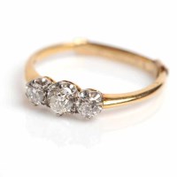 Lot 1648 - EARLY TWENTIETH CENTURY DIAMOND THREE STONE...