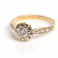 Lot 1653 - ATTRACTIVE DIAMOND SOLITAIRE RING the central...