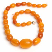 Lot 1659 - SINGLE STRAND AMBER BEAD NECKLACE formed of...