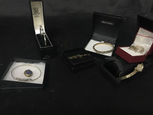 Lot 38 - A COLLECTION OF VARIOUS GOLD AND COSTUME JEWELLERY