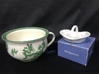Lot 192 - WEDGWOOD 'DRAGON' CHAMBER POT WITH A WEDGWOOD CANTERBURY BASKET