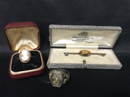 Lot 257 - AN EDWARDIAN BROOCH AND TWO RINGS