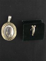 Lot 292 - A VICTORIAN LOCKET WITH PEARLS INSET WITH A GOLD PIN