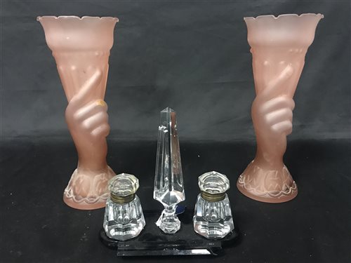 Lot 400 - A CRYSTAL AND GLASS ART DECO STYLE INK WELL WITH TWO VASES
