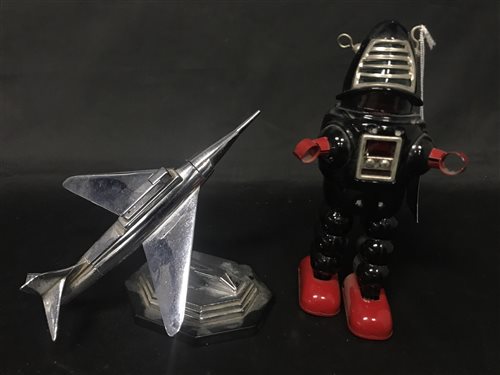 Lot 402 - A TABLE LIGHTER WITH A MECHANICAL TOY ROBOT