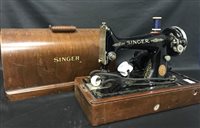 Lot 382 - AN EARLY 20TH CENTURY SINGER SEWING MACHINE
