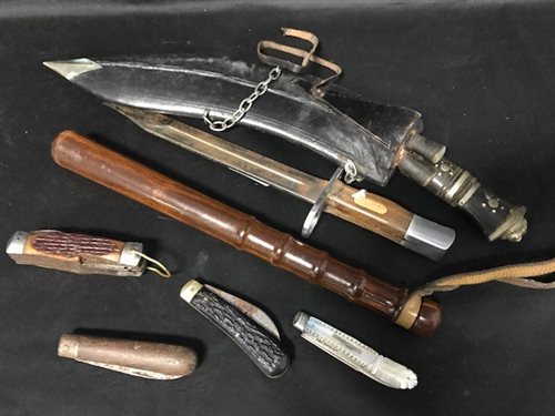 Lot 414 - A NEPALESE KUKRI CARVING SET AND OTHER COLLECTABLES