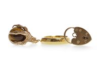 Lot 299 - A GOLD WEDDING RING, GOLD CHARM AND A PADLOCK CLASP