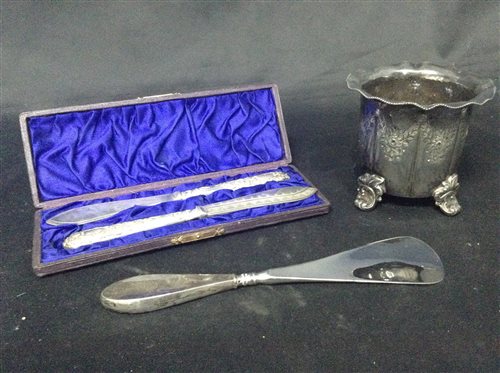Lot 453 - A SILVER HANDLED SHOE HORN AND A COLLECTION OF SILVER PLATE