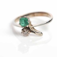 Lot 1712 - UNUSUAL EMERALD AND DIAMOND RING of floral...