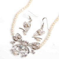 Lot 1714 - LATE TWENTIETH CENTURY ART NOUVEAU STYLE PEARL...