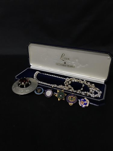 Lot 5 - A COLLECTION OF COSTUME JEWELLERY