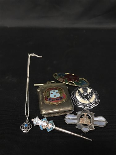 Lot 8 - A GEORGE V SILVER AND ENAMEL BROOCH AND OTHER JEWELLERY