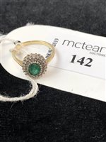 Lot 142 - A GREEN GEM SET AND DIAMOND CLUSTER RING