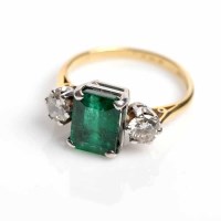 Lot 1729 - EMERALD AND DIAMOND THREE STONE RING the...