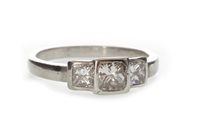 Lot 6 - A GOULDING BROTHERS OF HATTON GARDEN THREE STONE DIAMOND AND PLATINUM RING