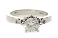 Lot 13 - A DIAMOND SOLITAIRE RING