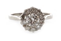 Lot 14 - A DIAMOND CLUSTER RING