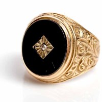 Lot 1737 - NINE CARAT GOLD SIGNET RING the central...